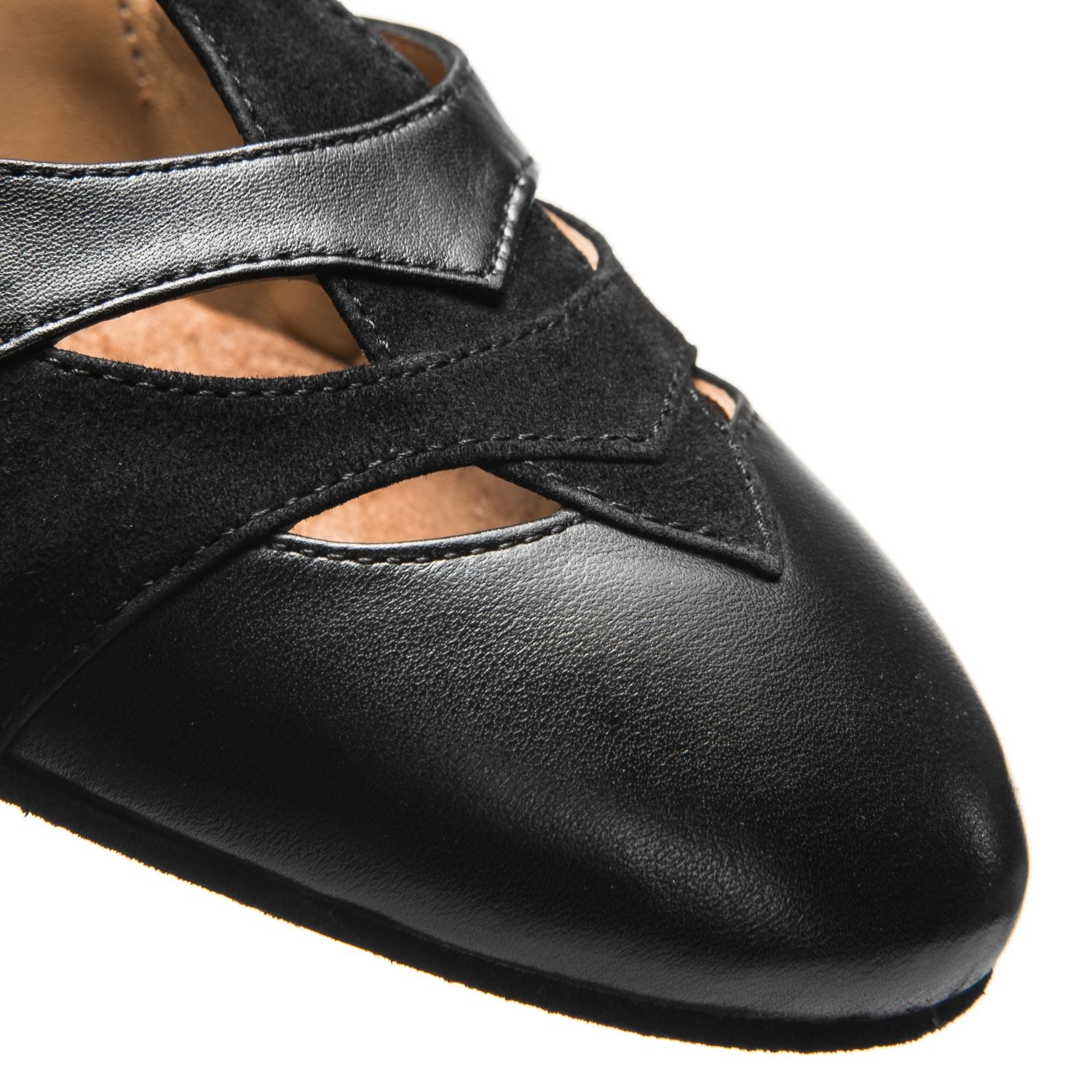 Nahaufnahme von Rumpfs 9233 Damen-Swingschuhen in Schwarz mit geometrischen Cut-Outs, schwarzem Wildleder und hochwertigem Leder.